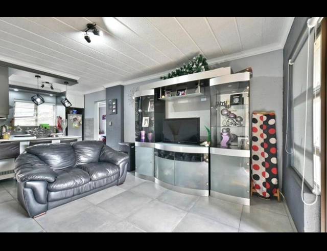 2 BEDROOM TOWNHOUSE FOR SALE IN GLENVISTA